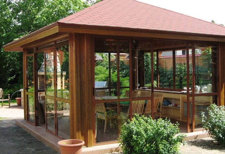 pergola-de-madera-acristalada